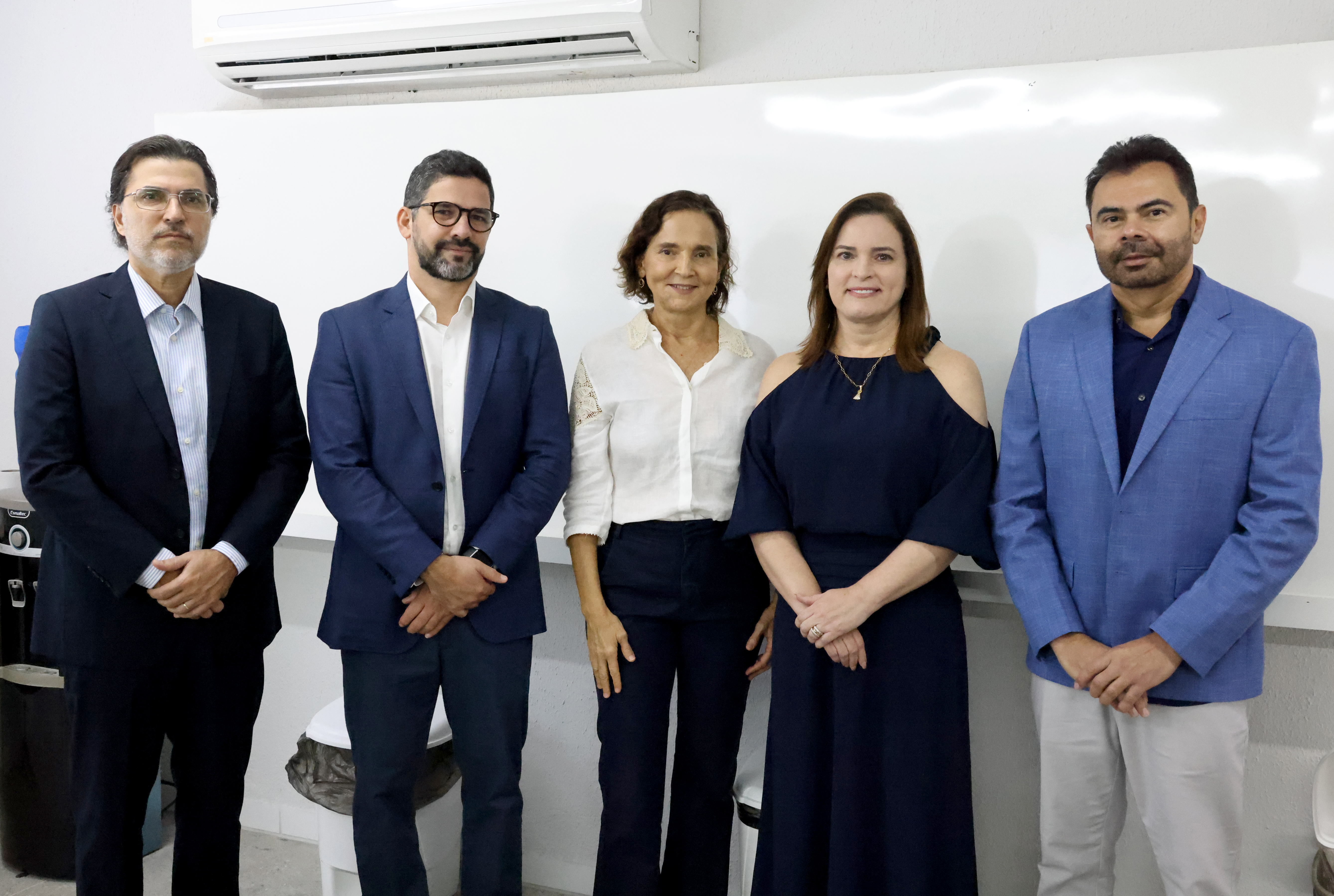 grupo de pessoas posa para a matéria